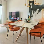 Modern 2 Bed With Access To Wellness Facilities Near Apartmán