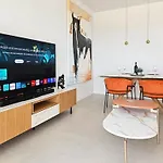 Apartmán Modern 2 Bed With Access To Wellness Facilities Near *