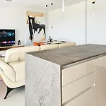 Modern 2 Bed With Access To Wellness Facilities Near Apartmán *