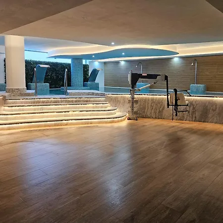 Apartmán Modern 2 Bed With Access To Wellness Facilities Near